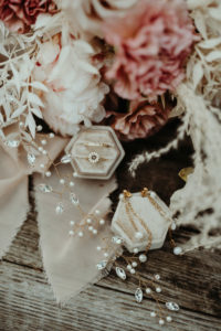 Ślubne detale to kwiaty i piękna biżuteria